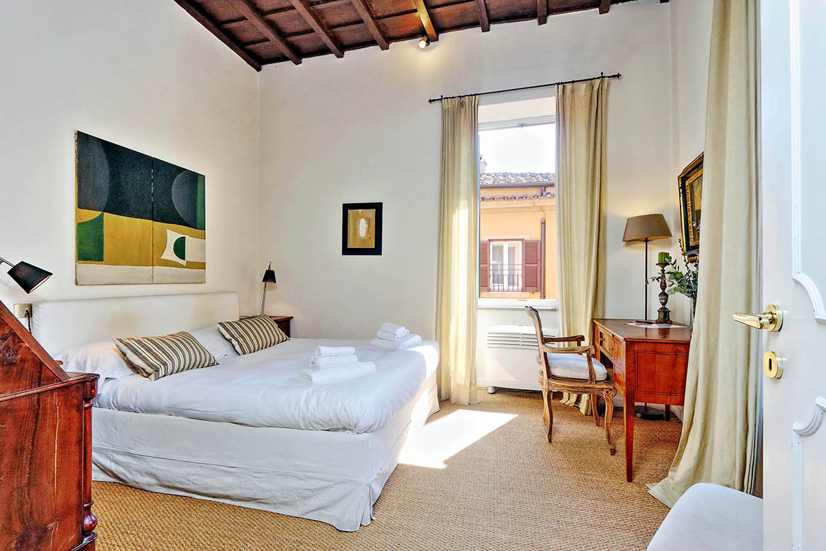Trevi Stylish Apartment Rome Vacation Rental 4 people