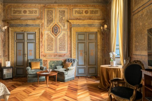 Majestic Spanish Steps suite for romantic and unforgettable stays