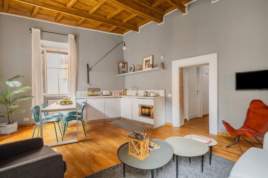 Campo de’ Fiori Bright Loft: Elegant Rome Apartment for 4