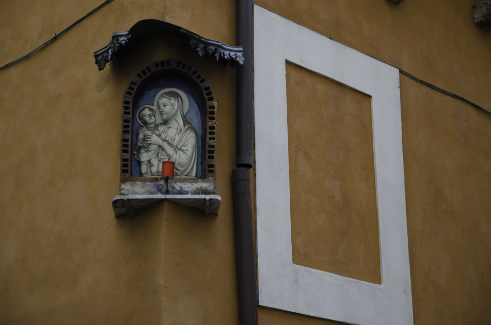 An image of Madonna with a child in Monti